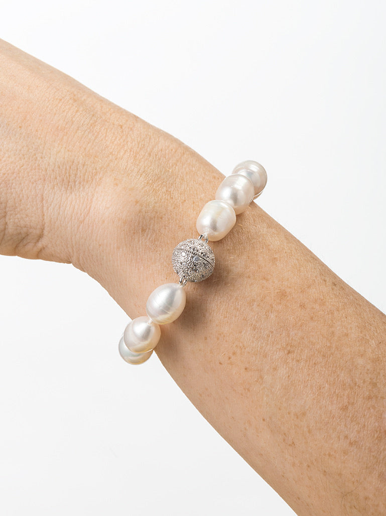 Baroque pearl bracelet with crystal clasp