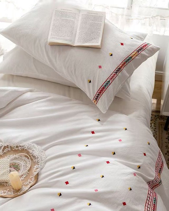 Isla White Floral Embroidered Bedding Set / Daisy