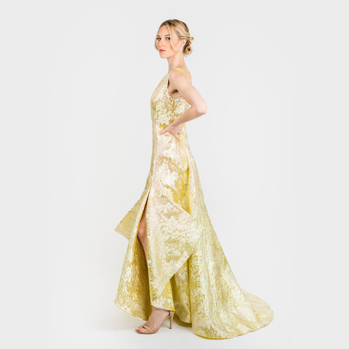 The Sleeveless Side Bottom Flounce Gown Classic