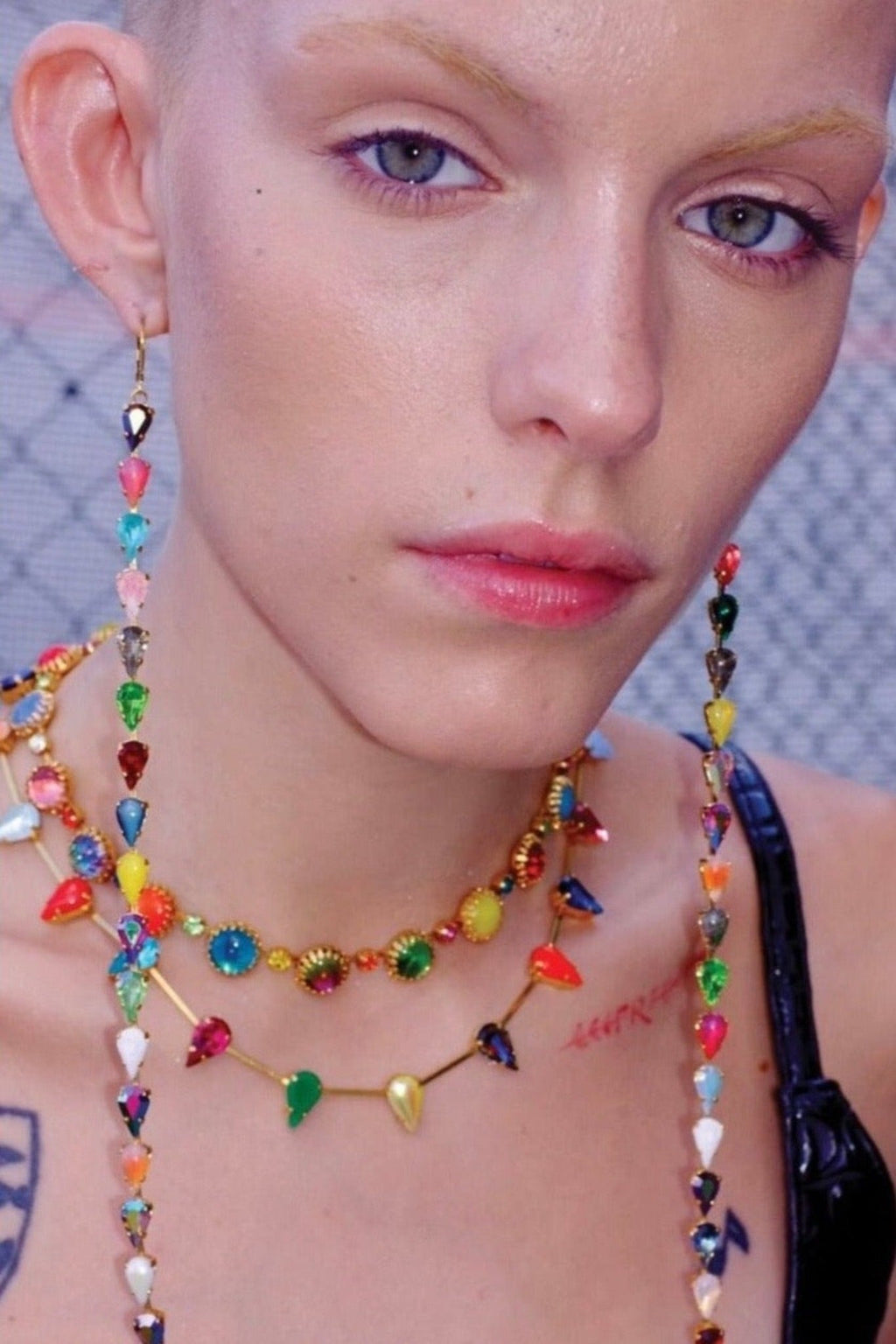 Spangle Earrings in Aurora Fang Mini (Gold)