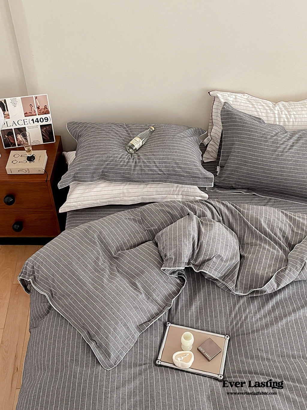 Scandinavian Overlock Striped Bedding Set / White + Red