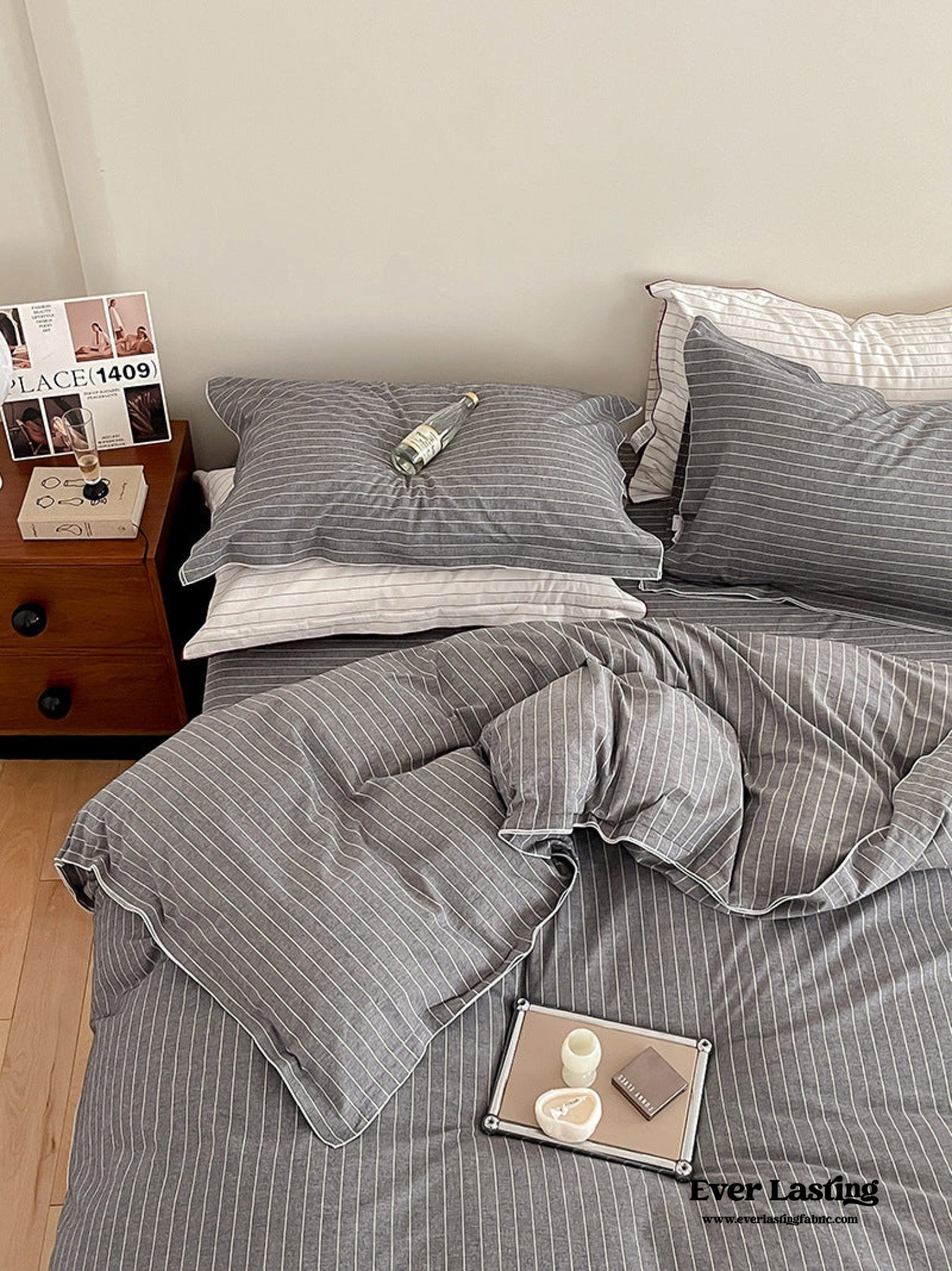 Scandinavian Overlock Striped Bedding Set / White + Red